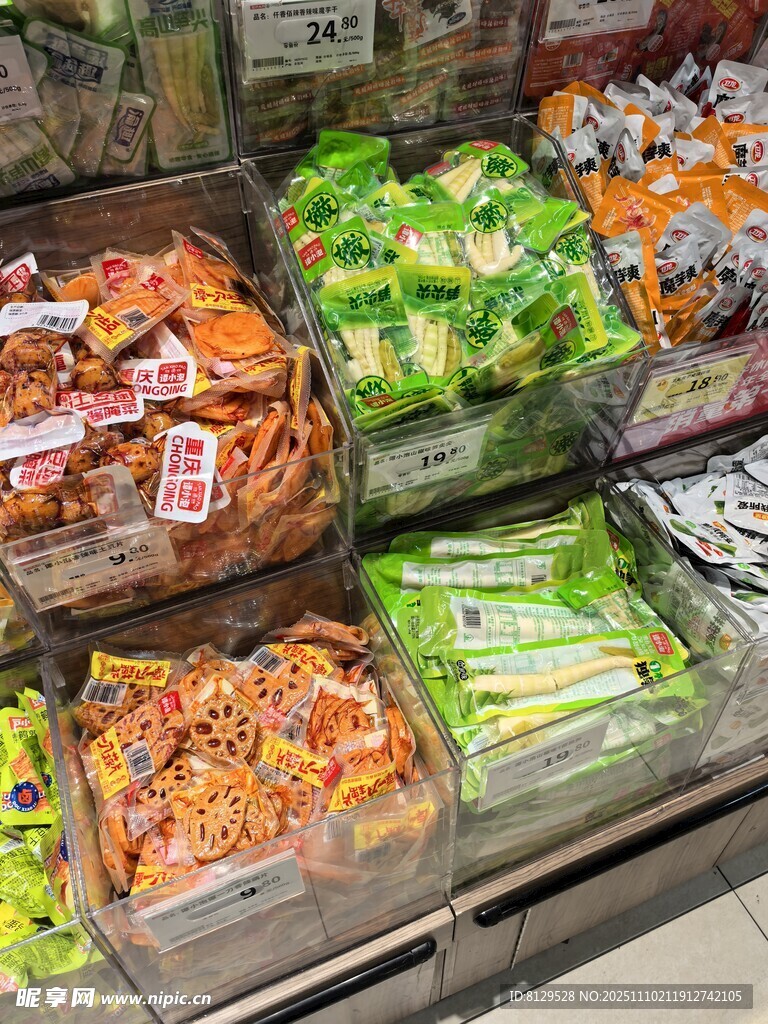超市货架上琳琅满目的零食