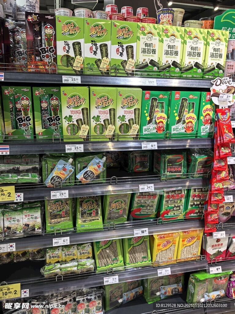 超市货架上琳琅满目的零食