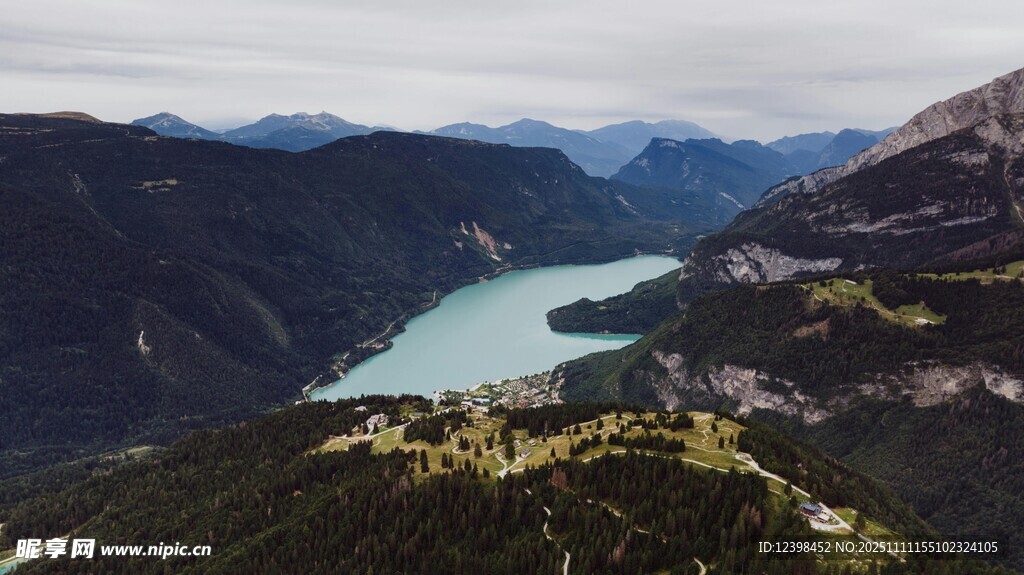 高山环抱的静谧蓝色湖泊