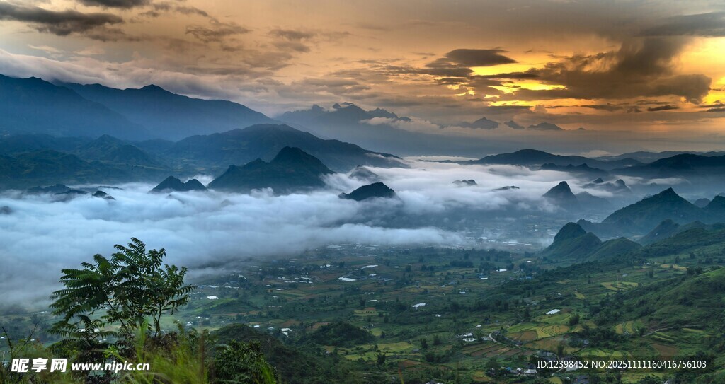 山间晨雾中的壮丽日出景观