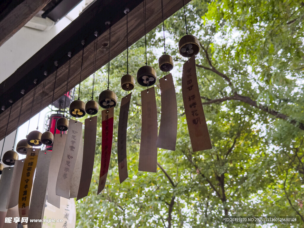 户外悬挂的多彩风铃