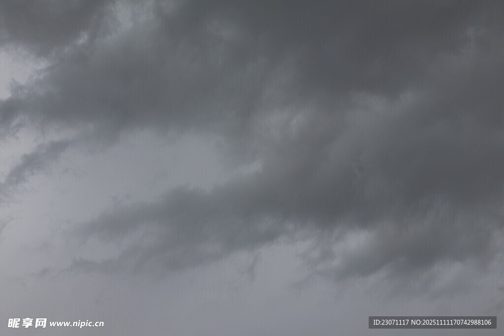 乌云密布的阴沉天空