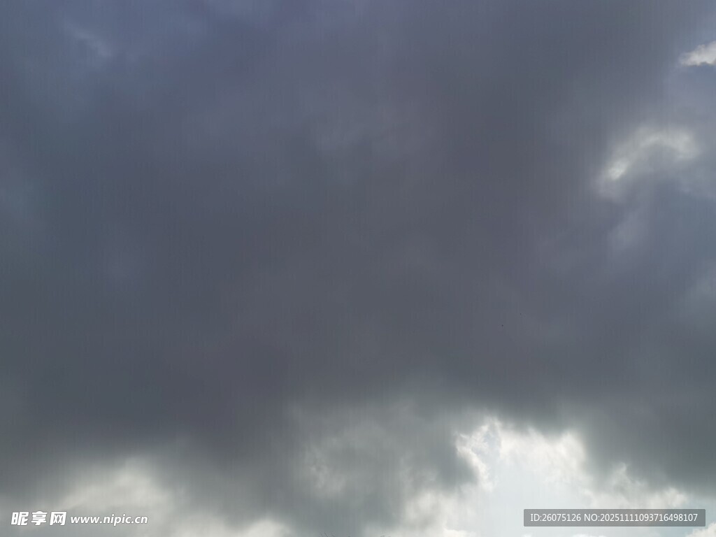 乌云密布的阴沉天空