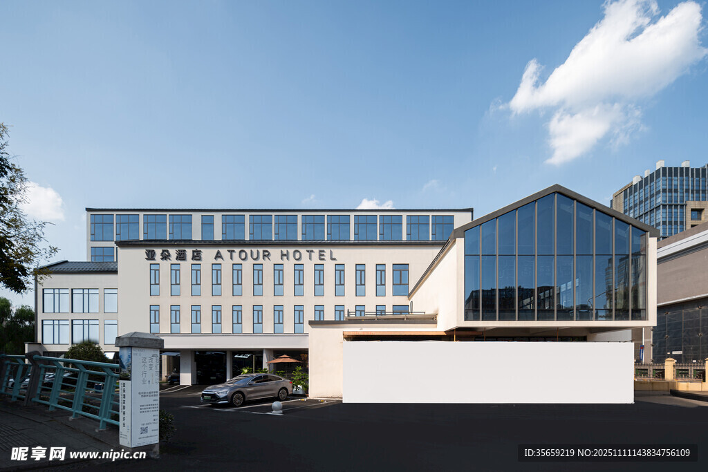 现代风格的多层建筑外观