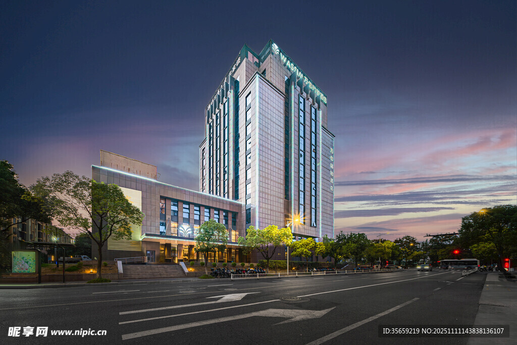 城市夜幕下的高楼建筑