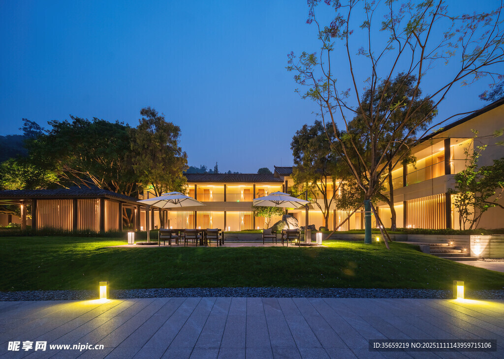 夜幕下的雅致庭院景观