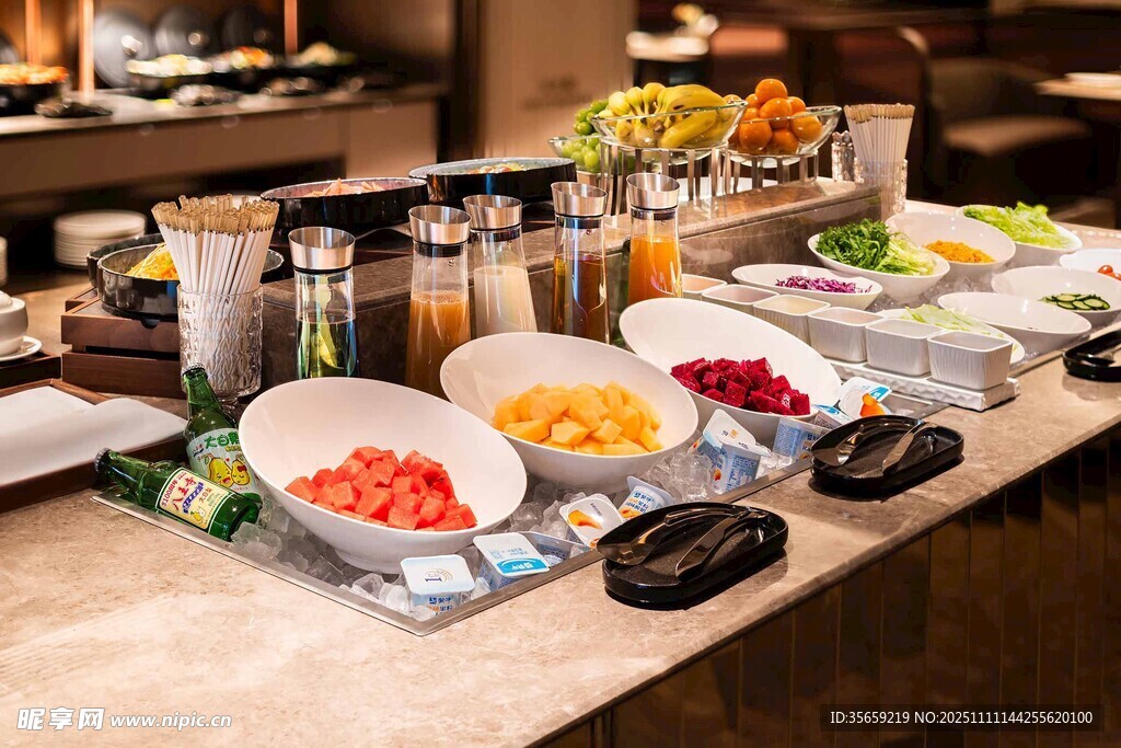 自助餐厅丰富多样的美食