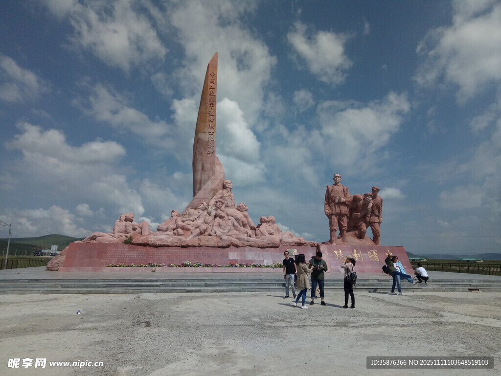 红色雕塑前的游客身影