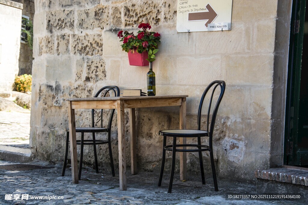 石墙旁的桌椅休闲场景