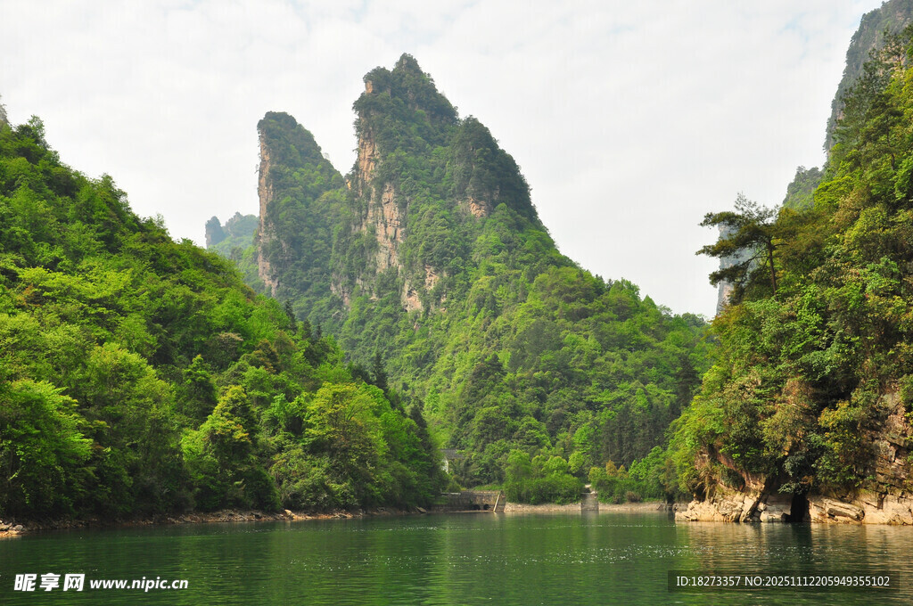 青山绿水间的秀丽山水景