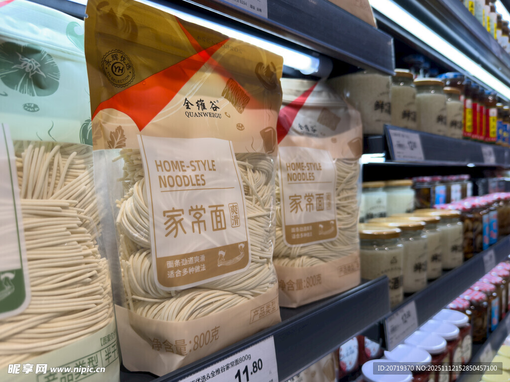 超市货架上的多样面条