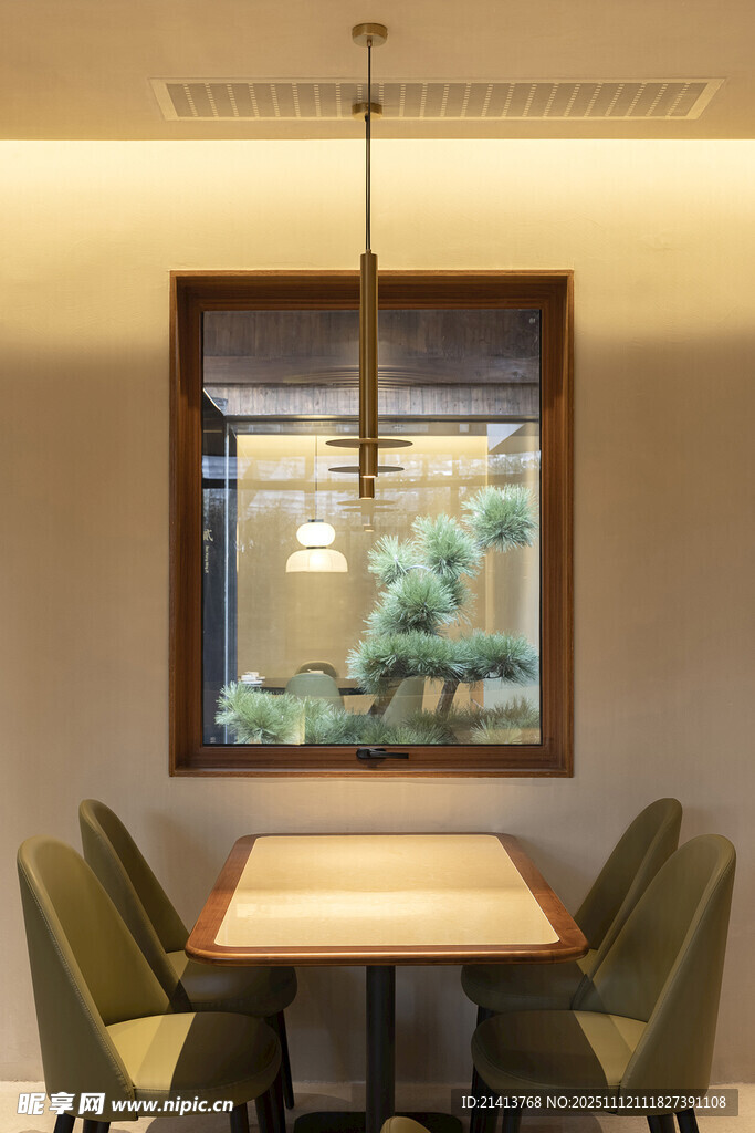 日式茶室窗边的静谧空间