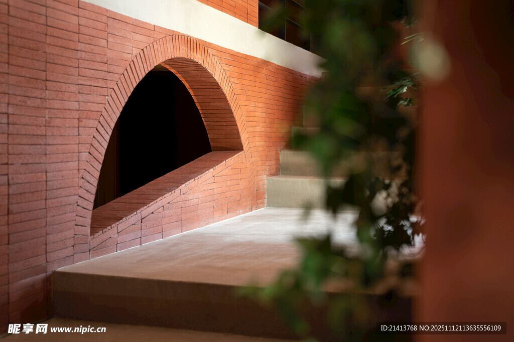 红砖建筑中的拱形门洞