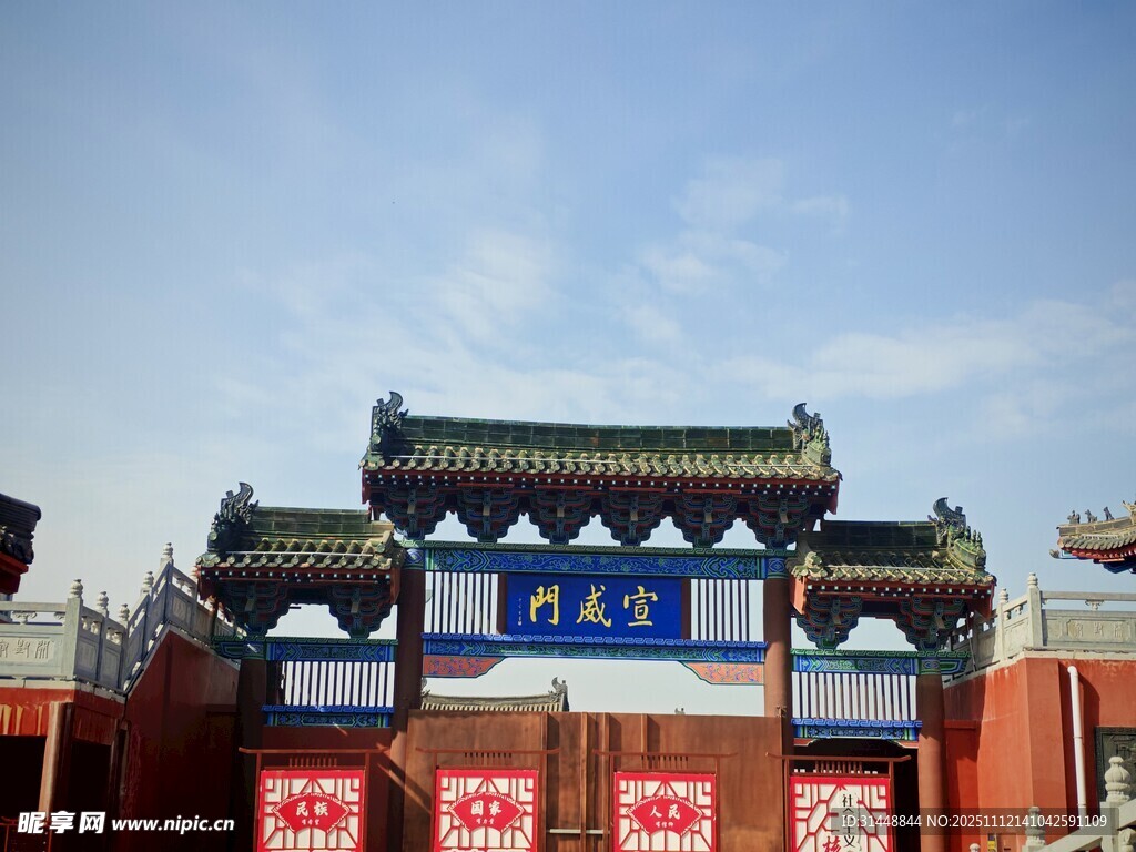 古老牌坊下的传统景致