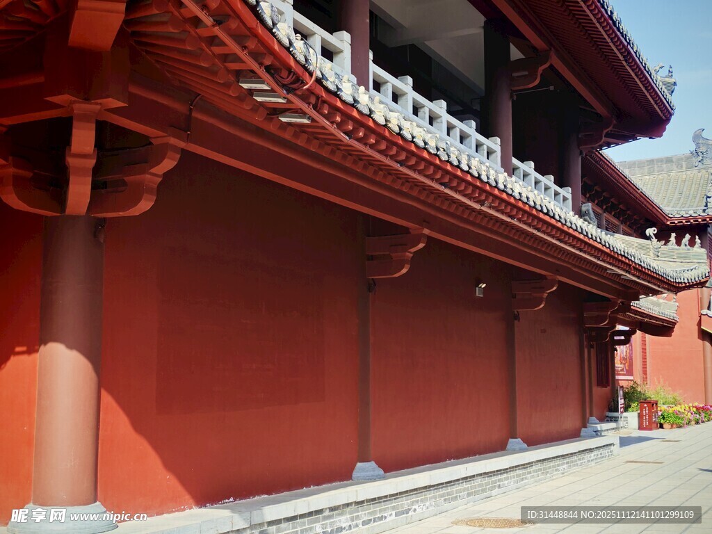 中式古建筑红墙一角