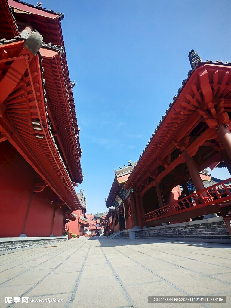 古建红墙下的开阔空间