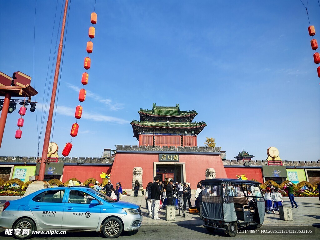 古城门前热闹景象