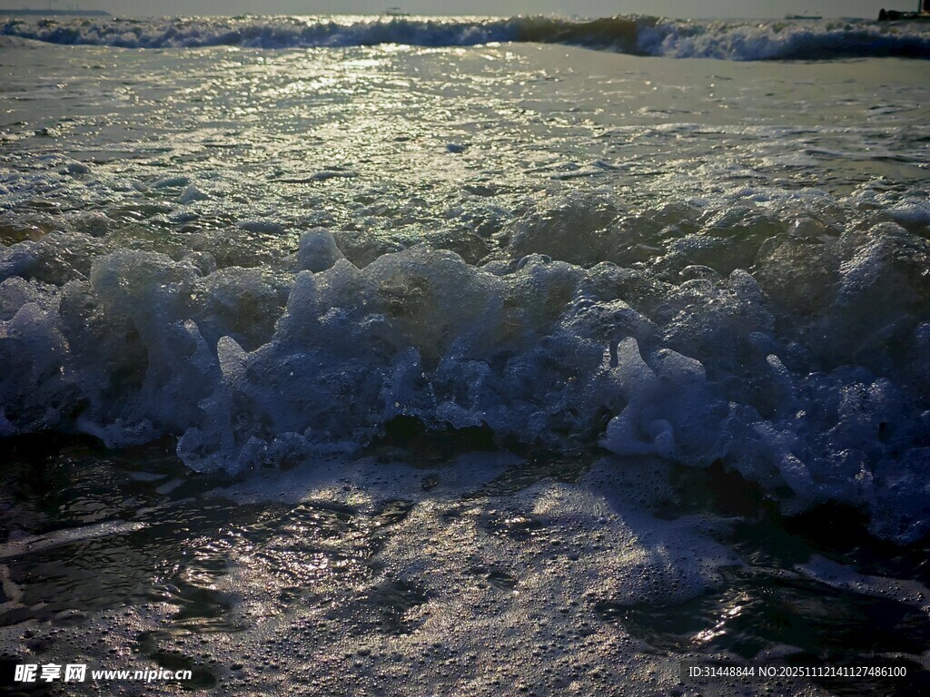 海浪拍打沙滩的美丽景象