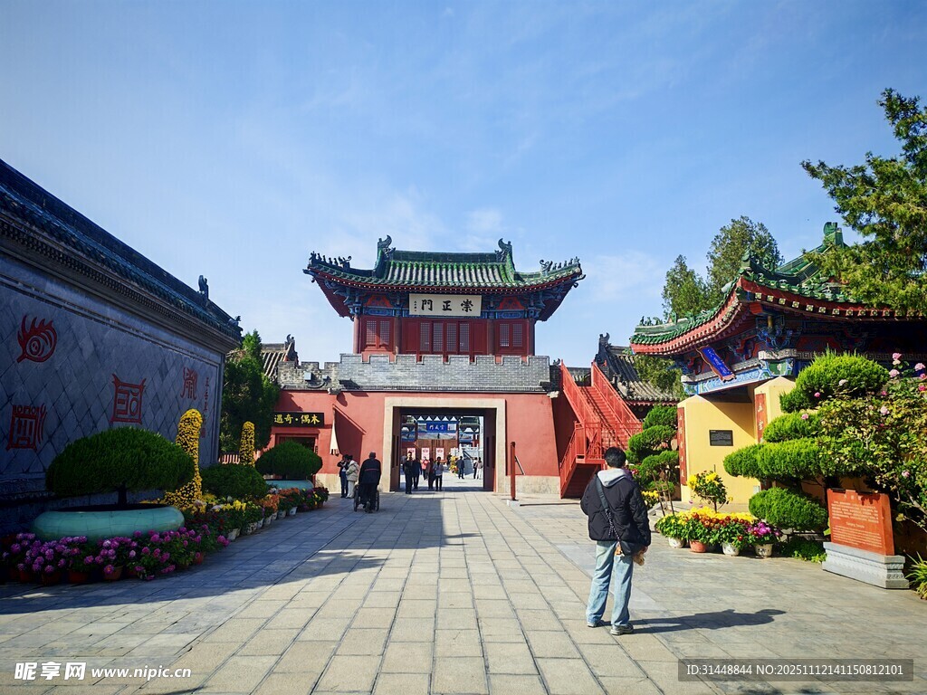 古寺庭院中的漫步景象