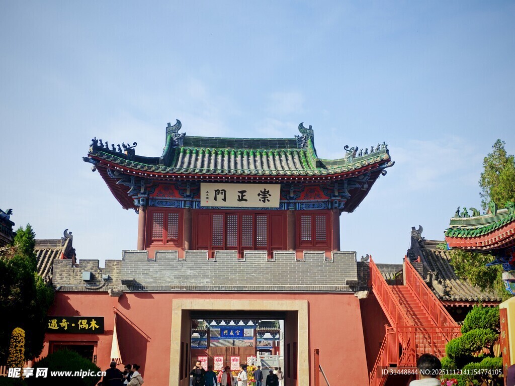 中式古建筑庙宇大门景观