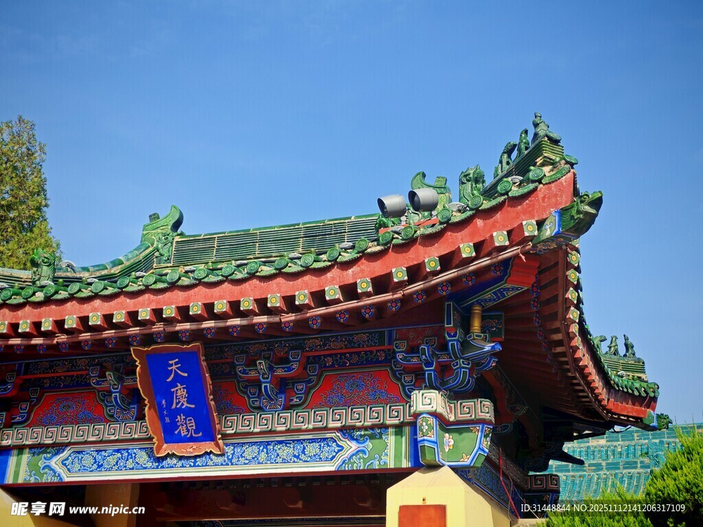 中式古建筑屋顶一角