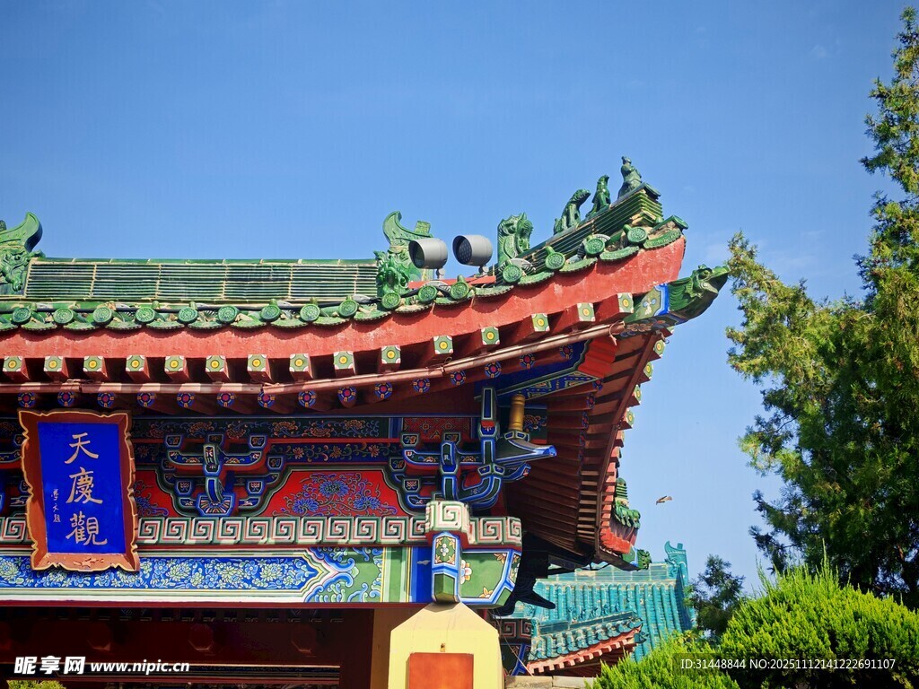 中式古建筑屋檐一角