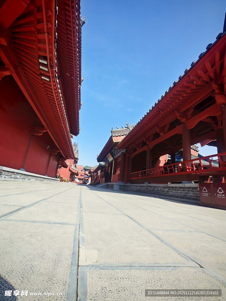 红墙古建筑下的开阔步道