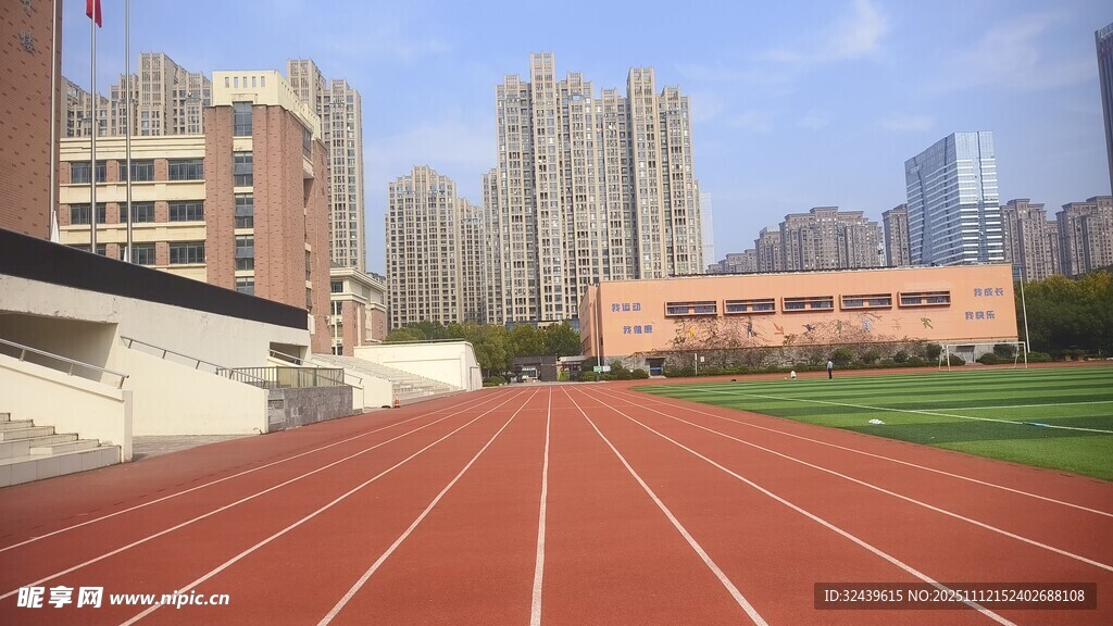 校园红色跑道与高楼景观