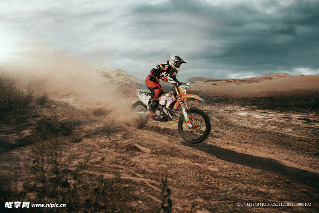 越野摩托驰骋荒野