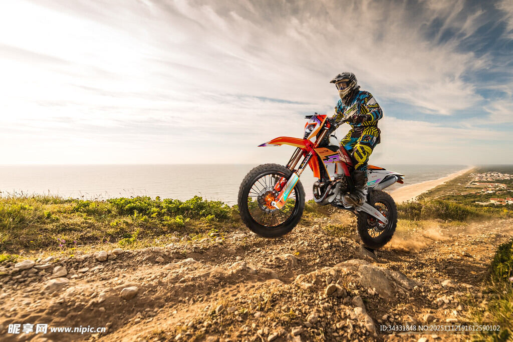 越野摩托骑手驰骋荒野
