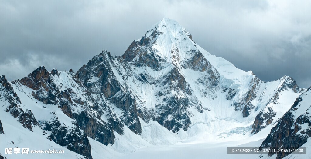 巍峨雪山壮丽景致
