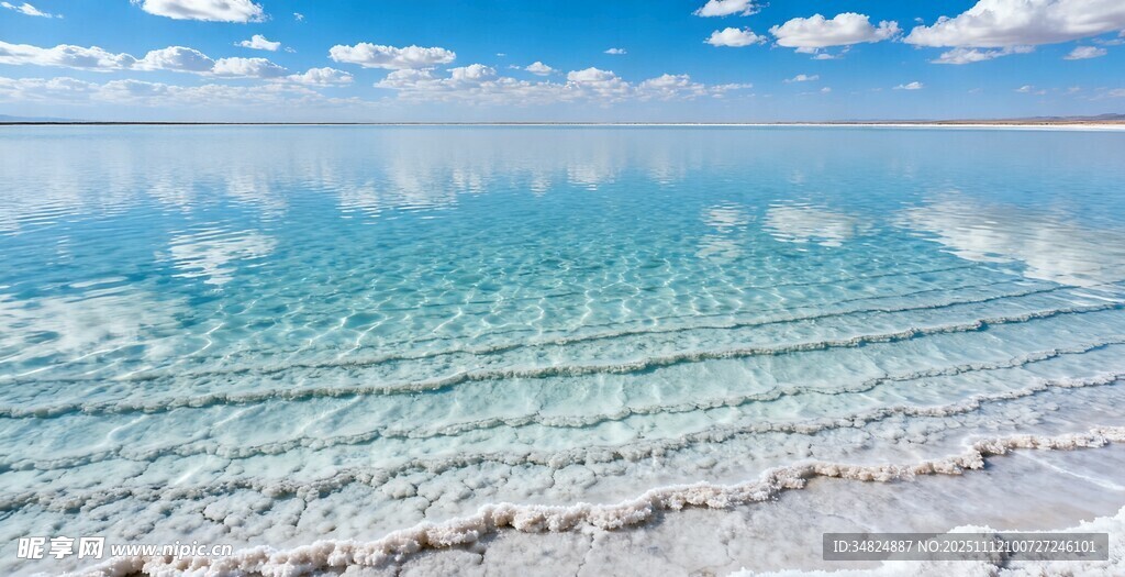 纯净蓝湖水波荡漾之景