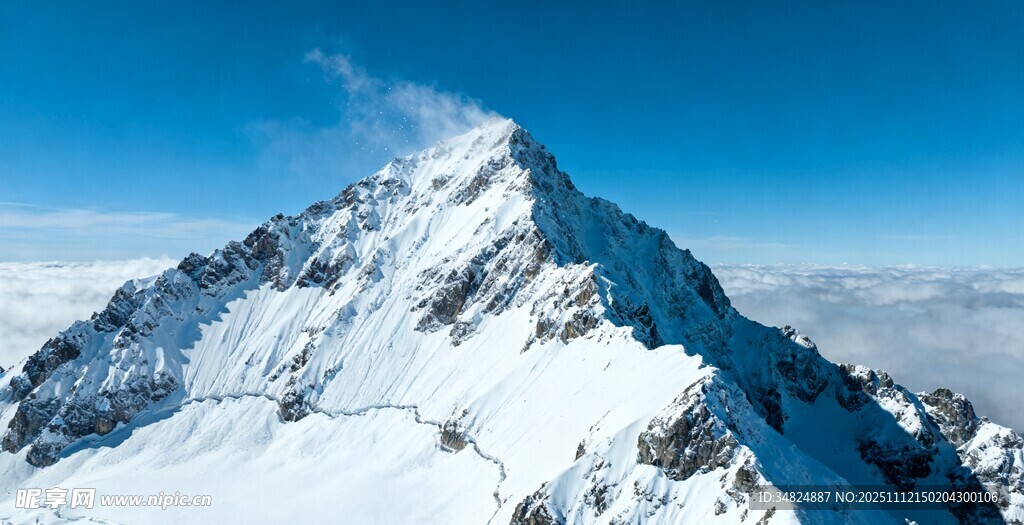 巍峨雪山傲立蓝天之下
