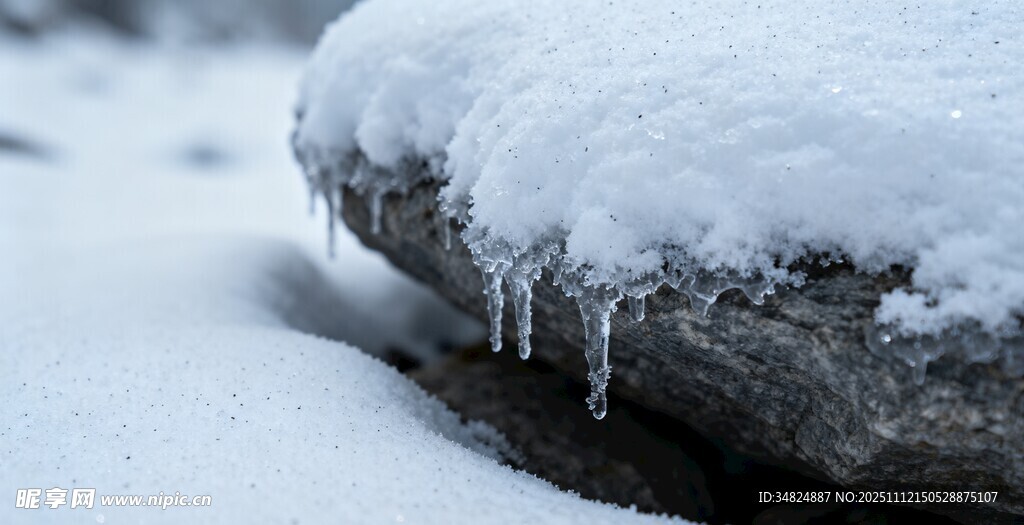 雪覆岩石挂冰凌