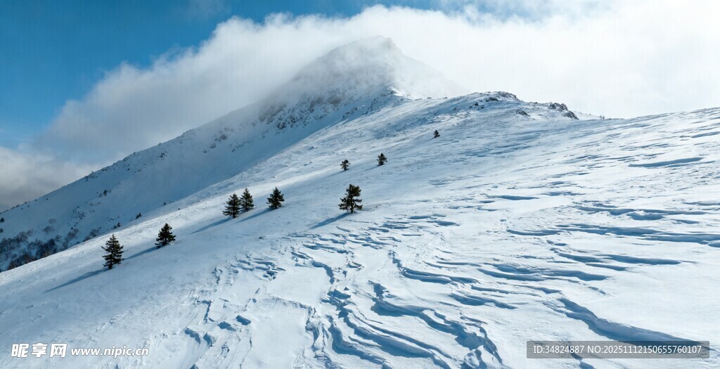 雪山徒步队伍攀登壮丽景色