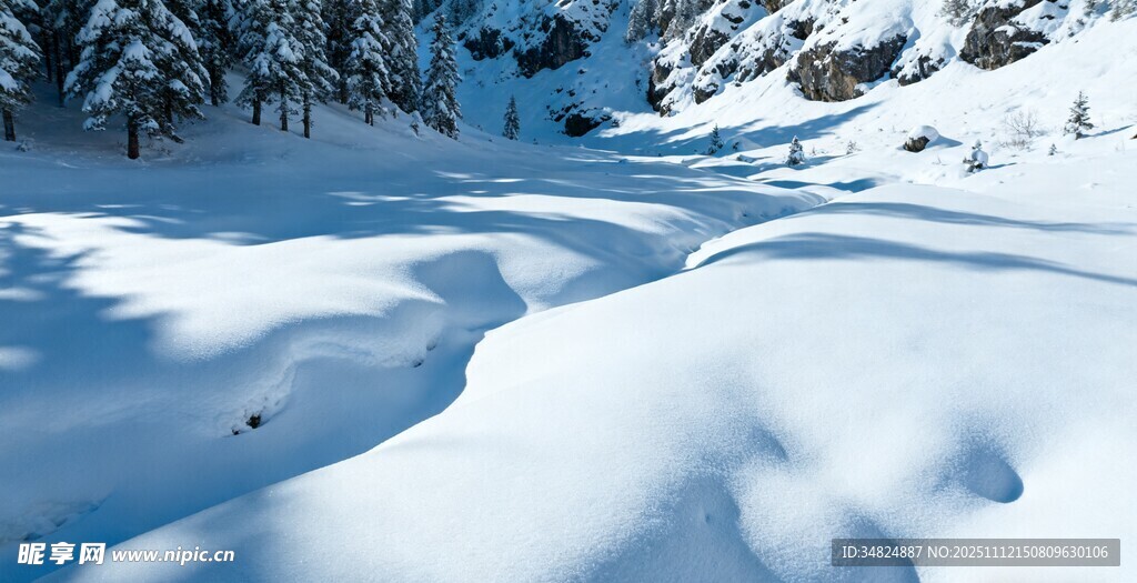 冬日雪景覆雪山峦美景