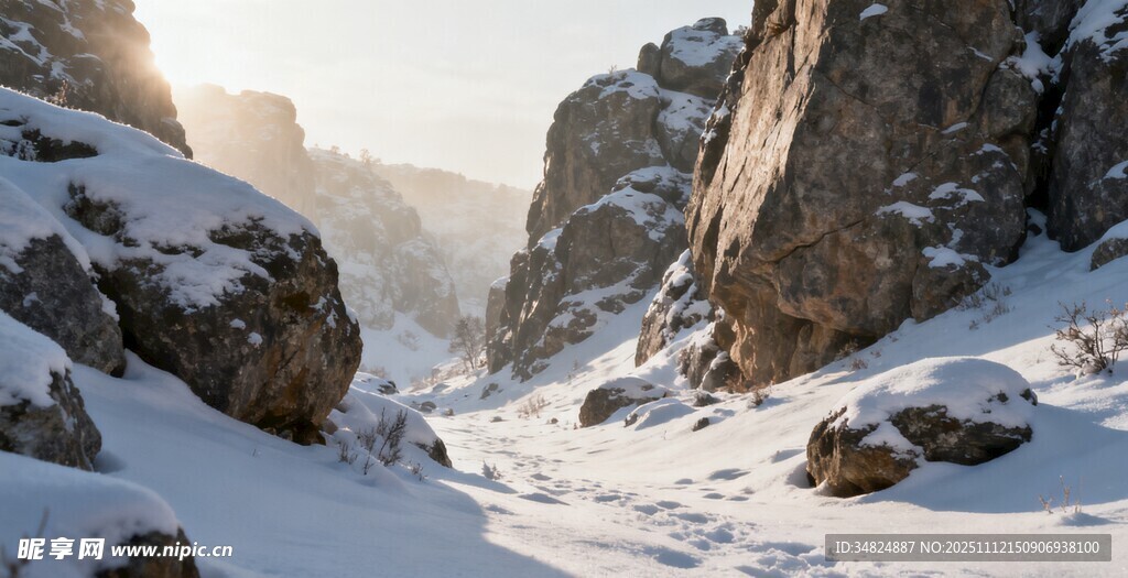 雪覆山间暖阳洒落美景