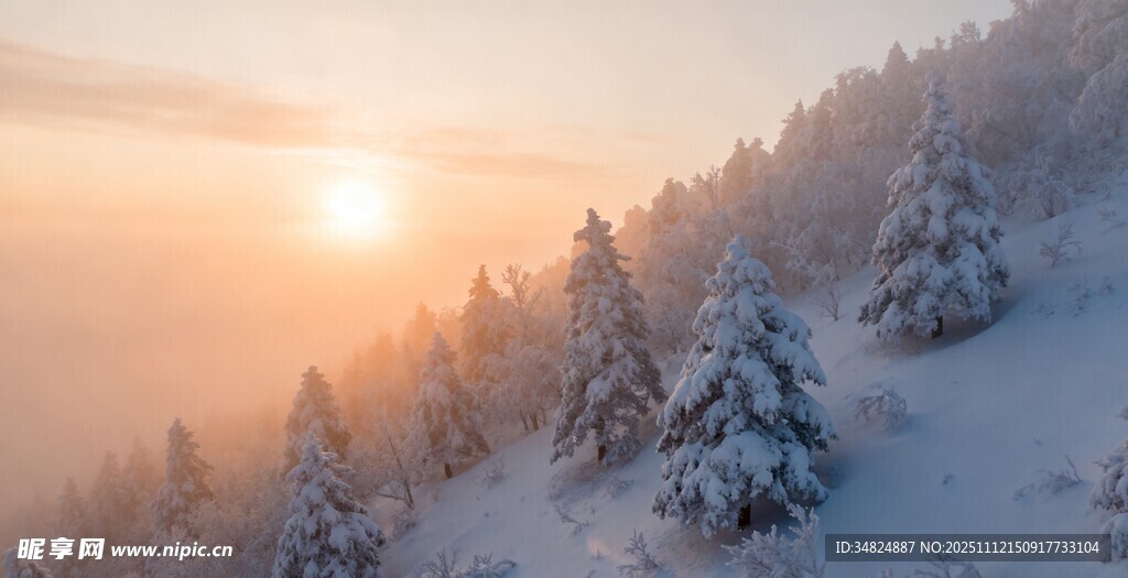 冬日雪山日出美景