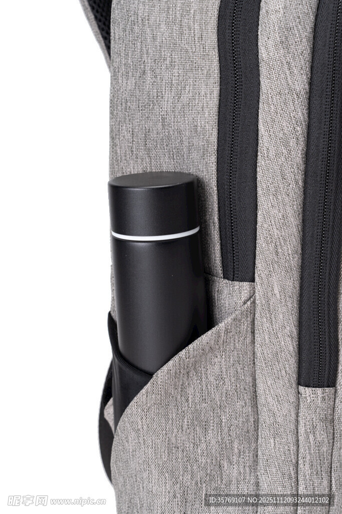 背包侧袋放置保温杯