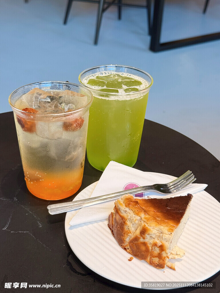 美味饮品与甜点的惬意组合