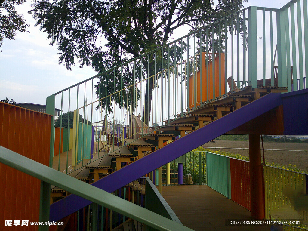 彩色阶梯旁的树木与栏杆