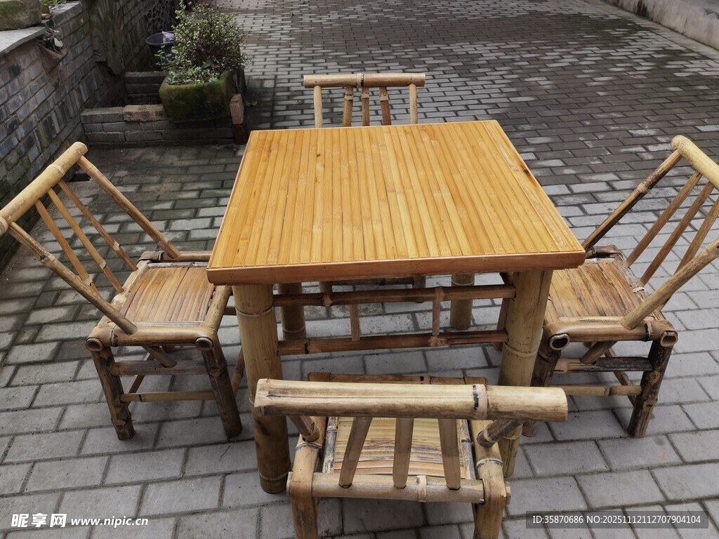 户外竹制桌椅组合