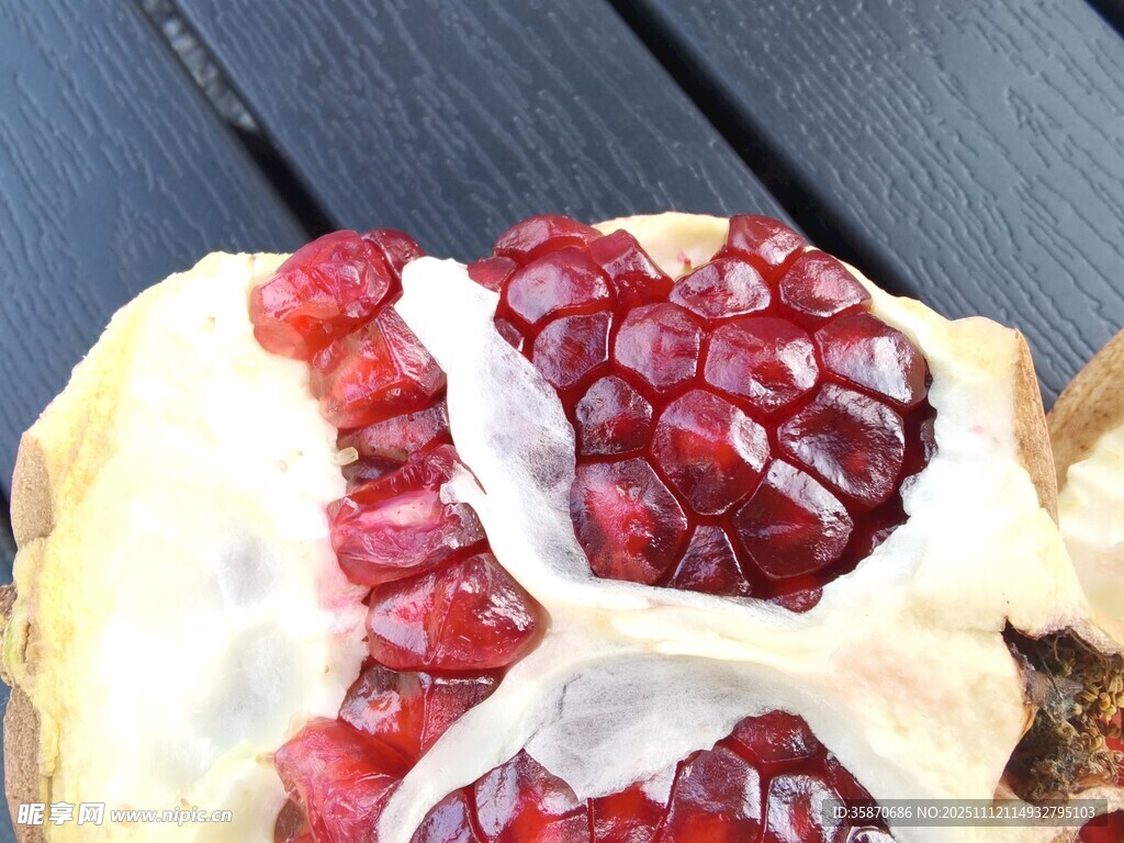 剥开的红石榴果肉诱人