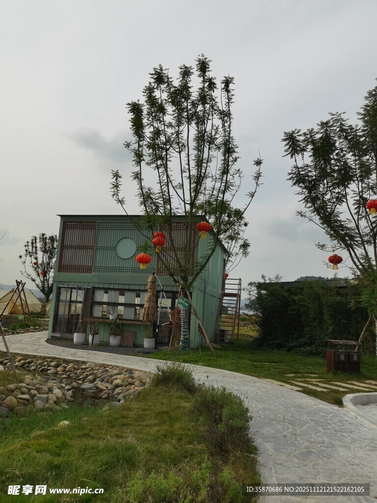 乡村路旁的特色建筑