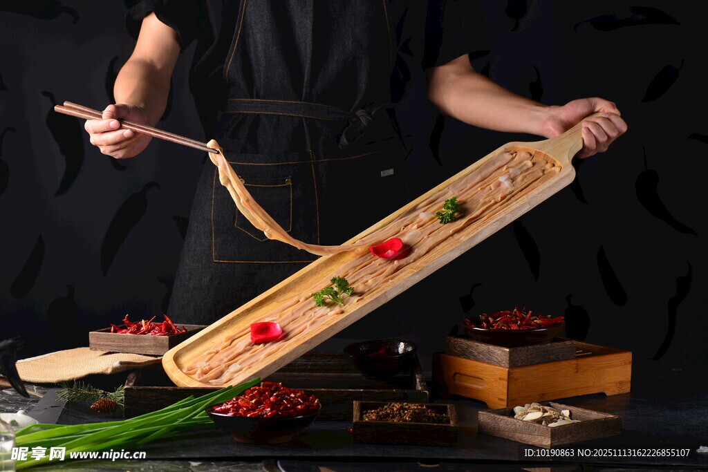 鹅肠 厨师展示特色长筷美食