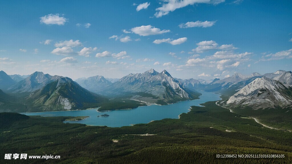 壮丽山河间的宁静湖泊