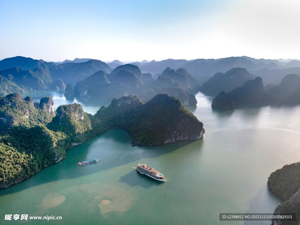 下龙湾美丽风光与游船