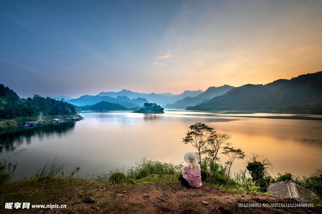 湖畔黄昏美景