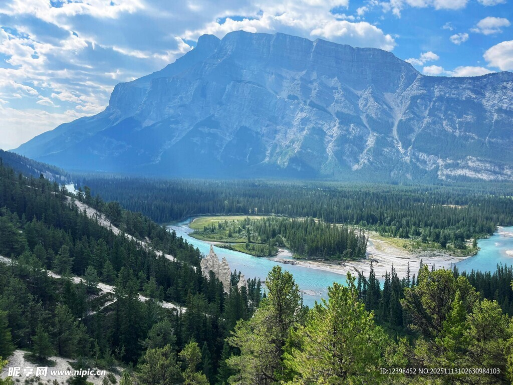 壮丽山川间的碧绿河流