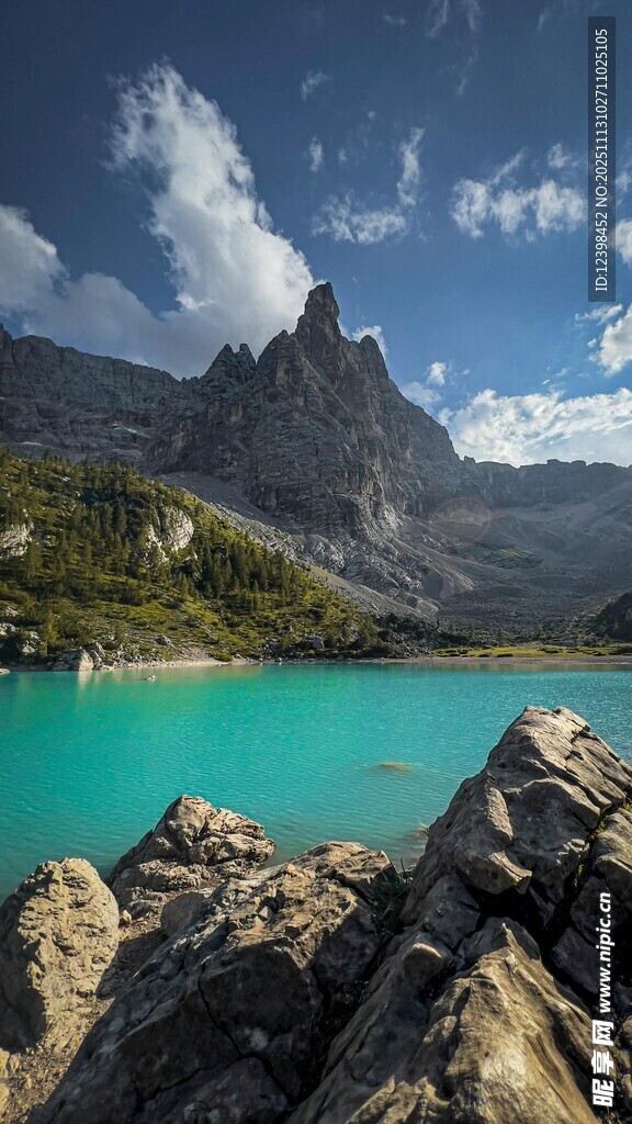 湖畔嶙峋山石与壮美山峦